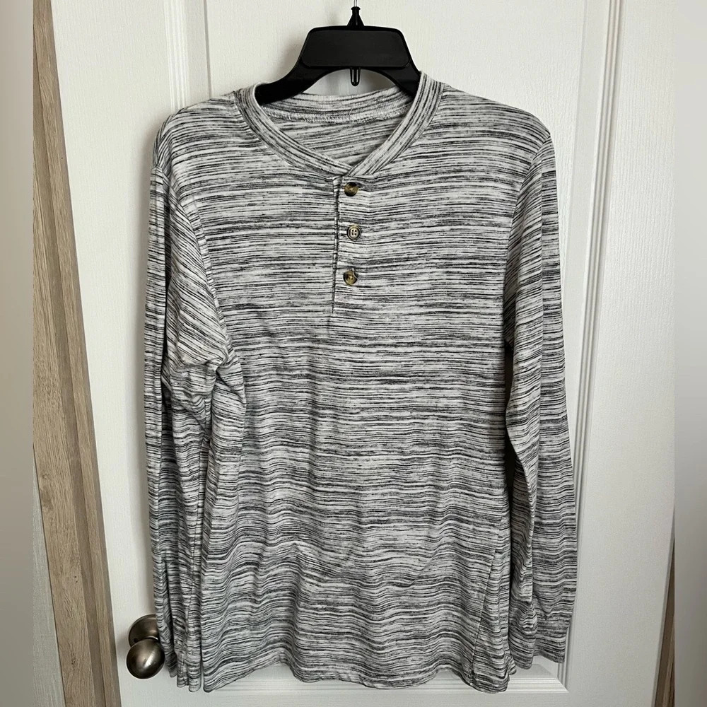 Men’s long sleeve relaxed fit shirt. No tags. For size reference.
